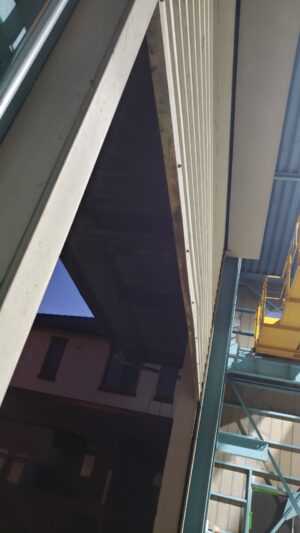 歪み修正で開閉できるよう修理したシャッター