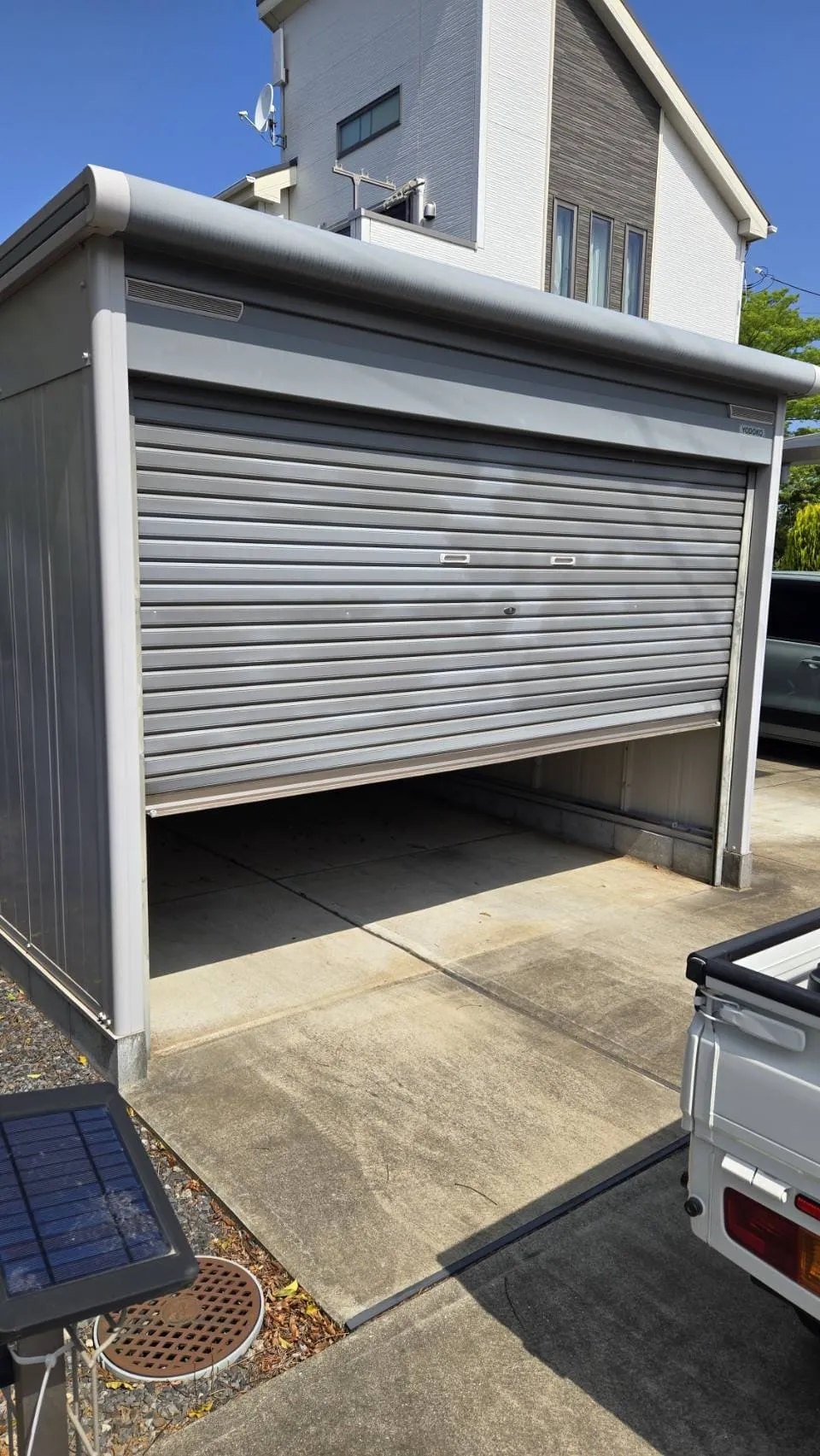 土浦市S様邸 ヨドガレージ手動シャッターに車を引っかけてしまった施工前の様子
