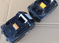 エネライフ18V6Ahとマキタ純正18V6Ahバッテリーの取り付け面比較。手前がエネライフ、奥がマキタ純正。