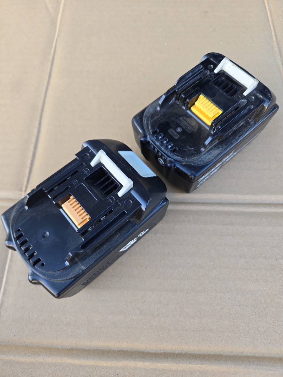 エネライフ18V6Ahとマキタ純正18V6Ahバッテリーの取り付け面比較。手前がエネライフ、奥がマキタ純正。