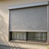住宅の窓シャッター。上部ボックス、スラット、左右のガイドレールが見える、AIで作成したイメージ画像。