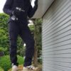 工具を持ち、シャッターボックスを開けて作業するヒューマンアシストの担当者